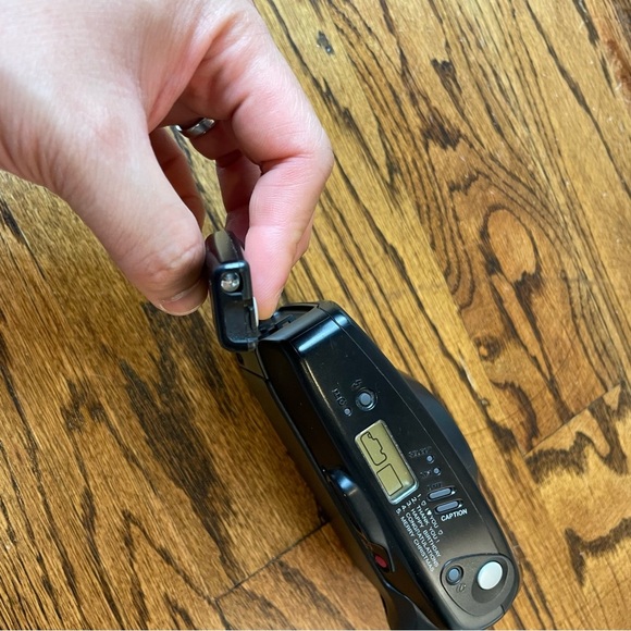 Canon Black Film Photography Camera with Autofocus and Built-in Flash - Picture 6 of 8